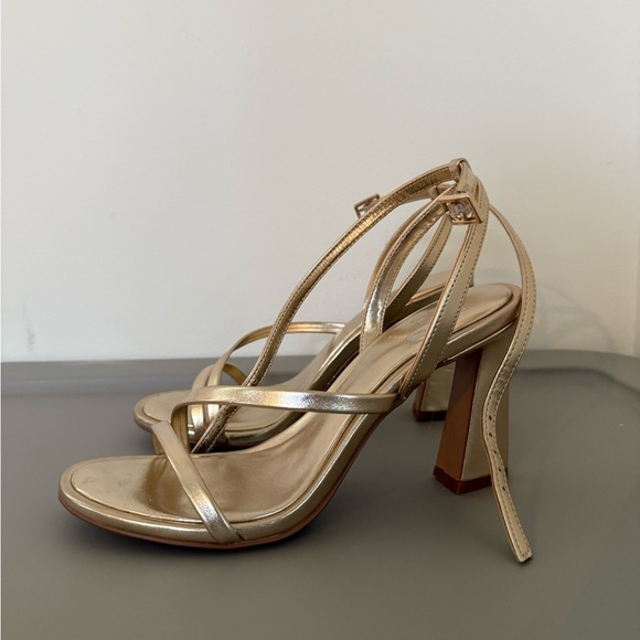 Gold heels - Picture 1 of 3